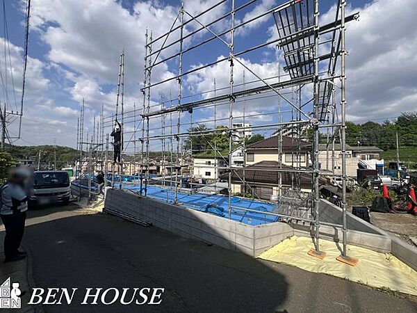 ご家族みんなで調理ができる位のスペースを実現したキッチン空間となっております。対面キッチンでリビングの様子を伺いながらお料理できます。リビングのご家族と会話が途切れることなく家事ができますね。