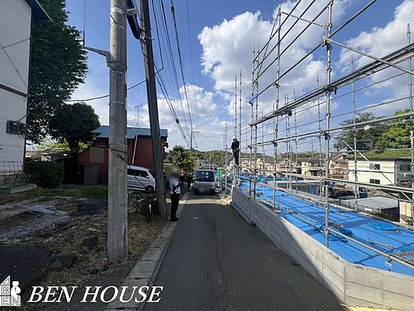 ・エコジョーズは少ないガスでも効率良くお湯を沸かせ、省エネ性能の高い給湯器でガス代の節約や環境負荷の軽減にもなります・階段足下灯設置のため夜間などでも安全に歩行できます是非お問い合わせ下さい