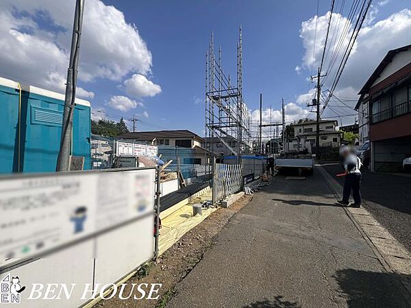 ・南に面した採光たっぷりバルコニー含む2か所のバルコニー完備・4居室のうち6帖超3室とそれぞれのお部屋でもゆったり過ごせます・三面採光のリビングにも採光たっぷりで通風も良好
