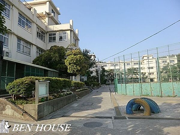 川崎市立菅生小学校 徒歩11分。教育施設が近くに整った、子育て世帯も安心の住環境です。 820m