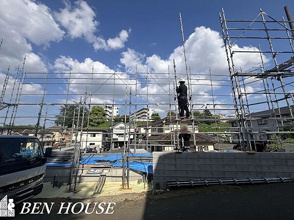 ペアガラスでは、断熱効果に優れており室内の温度を一定に保ちやすくなります。 特に冬場は、室内と外気の温度差によって窓ガラスに発生しやすい結露を抑制することも可能です。是非ご確認ください。
