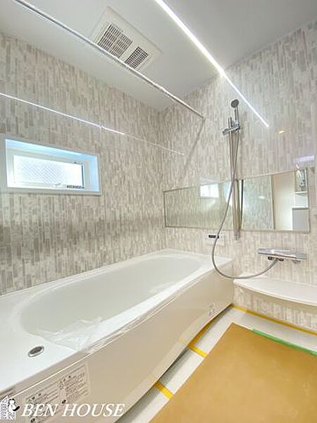 ・浴室換気乾燥暖房機付きシステムバスで冬場の寒さによる身体への負担を軽減し快適なバスタイムを実現してくれますので浴室内を入浴前に暖めましょう・洗濯物もしっかり乾かせる浴室換気乾燥機です