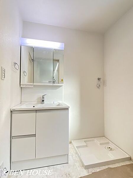 ・白を基調とした清潔感のある洗面台・鏡は三面鏡になっており、鏡裏にも収納が出来ます・何かと小物が増えてしまう洗面台周辺をスッキリと利用できますね・現地へのご案内はいつでも可能です