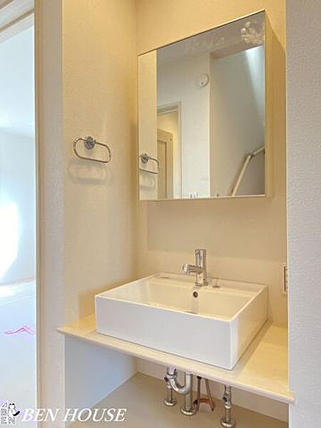 ・2階にセカンド洗面があるので、こまめに手洗いができ衛生的ですね・トイレと洗面台は2か所づつあり朝の慌ただしい時間帯もスムーズに準備できます・日々の生活をサポートしてくれる充実仕様・設備搭載