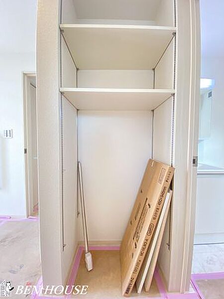 ・シューズボックスと別途、玄関収納ございます・外出用の荷物やお掃除道具などの収納に大変便利ですね・洗面室にも隣接しており、リネン庫としても利用できますね・生活スタイルで用途様々です