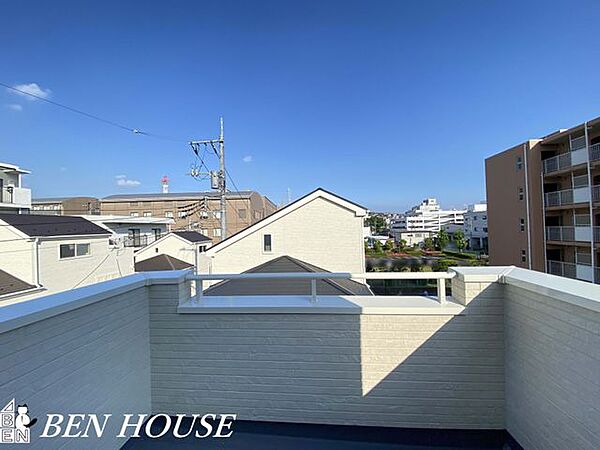 ・南東向きの2か所のバルコニーで洗濯物もたっぷり干せます・採光もたっぷりで洗濯物の乾きも早そうですね・家事もはかどります・日々暮らしをサポートしてくれる充実の仕様・設備搭載の3階建て邸宅