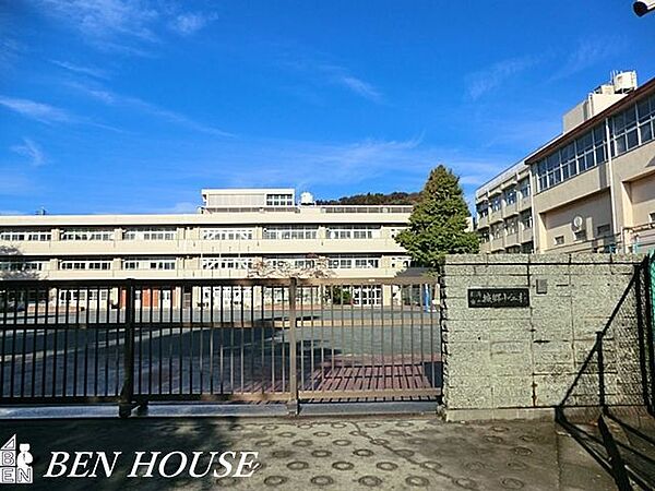 横浜市立城郷小学校 徒歩11分。教育施設が近くに整った、子育て世帯も安心の住環境です。 810m