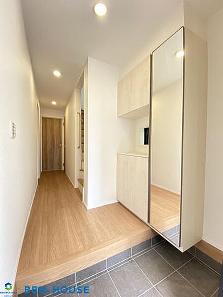 ・玄関には大きなシューズボックス完備でご家族全員の靴もしっかり収まりますね。・出入りしやすい広々スペース・姿見も付いており、お出掛け前の身だしなみチェックに重宝します・是非、ご確認ください