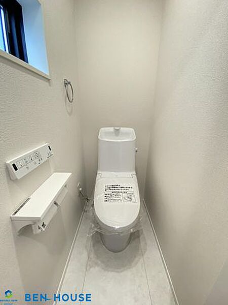・トイレは2ヶ所に設置がございますので、朝の支度で込み合う時間もスムーズに準備ができます・シャワートイレでいつでも清潔に利用できますね・日々の生活をサポートしてくれる充実仕様・設備搭載