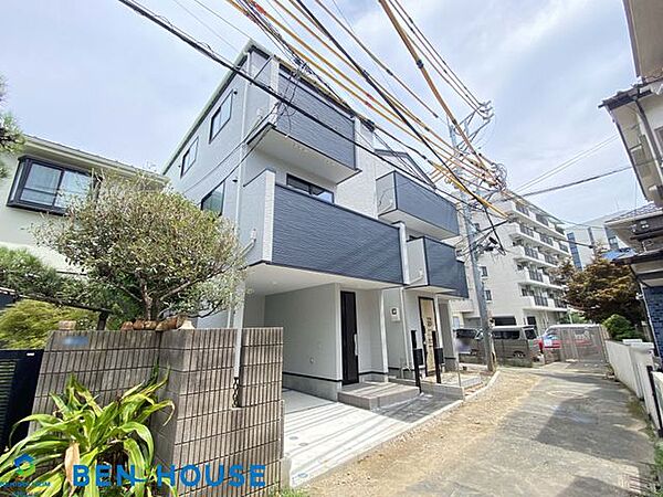 ・シャワー付き洗面台では洗面ボウルが大きく深さもあり、水はねで周りに水を飛ばすことなく洗髪が可能です・シャワーヘッドを自在に動かすことができるため、隅々まで流すことができお掃除もしやすいですね