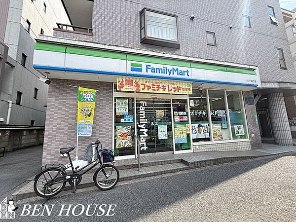 ファミリーマート丸子通り店 徒歩8分。時間がない時にさっと寄れて便利なコンビニ。 640m