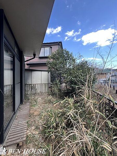 ・現況のお庭の様子・ちょっとしたガーデニングや家庭菜園の鉢植えなど置いて愉しむことのできるスペースも確保できそうですね・現地へのご案内はいつでも可能です