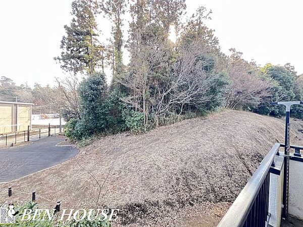 ・現況の古家からの南東方面の様子・隣接建物がないため開放感ございます・現地へのご案内はいつでも可能です・是非ご確認ください