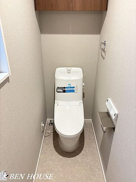 シャワートイレは2か所に設置がありいつでも清潔に利用できます。朝の忙しい時間帯もご家族がスムーズに準備でき、大変便利ですね。窓付きで明るく換気もできます。充実の仕様・設備で販売中。
