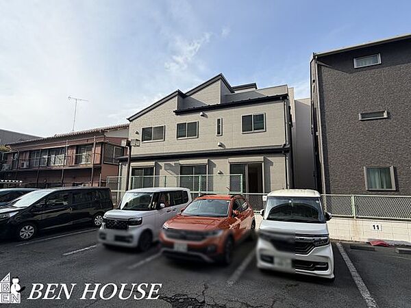 ・対面キッチンで一体感のあるＬＤＫ・たくさんの窓から入り込む太陽光で明るく開放感のある大空間となっています・通りからの視線を感じず寛げる2階リビングでプライバシーも確保されております