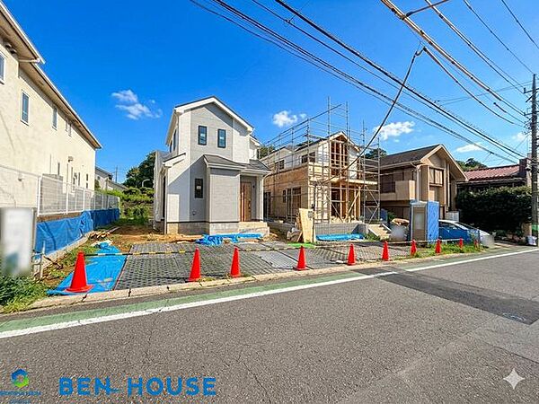 ・「菅生3丁目」アドレスに4居室の大型間取りプラン2階建て邸宅・全室、南に面した窓のある採光たっぷり取り込むことのできる立地・対面キッチンでリビングを伺いながらお料理できます