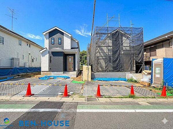・50坪超の広々敷地に2階建て邸宅・浄水機付きキッチン水栓で安心して調理にも利用できます・浴室換気乾燥暖房機付きシステムバスではお手入れもしやすいです・各居室収納完備でどのお部屋もスッキリ