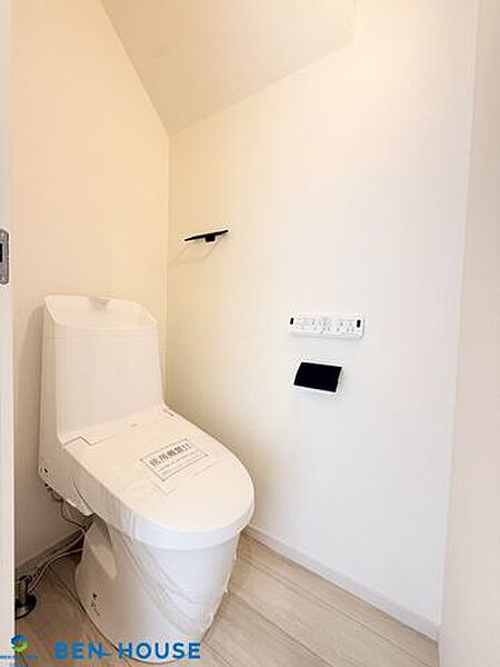 ・トイレは2ヶ所に設置がございますので、朝の支度で込み合う時間もスムーズに準備ができます・シャワートイレでいつでも清潔に利用できます・日々の生活をサポートしてくれる充実仕様・設備搭載