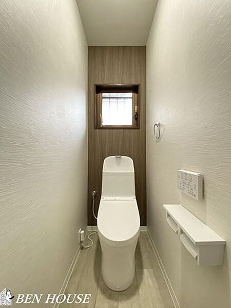 ・窓付きで明るく換気も充分なトイレは温水洗浄便座仕様で清潔です・各気に設置ございます・朝の通勤・通学の準備に忙しい時間帯もご家族がスムーズに準備できますね・是非、現地でお確かめください