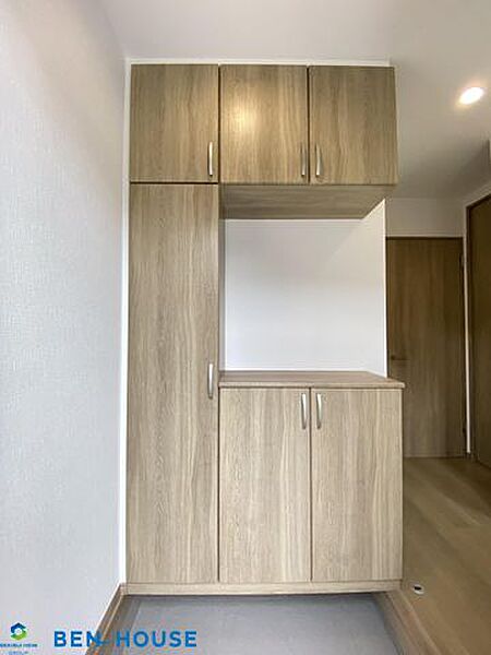 ・大きなシューズボックスでご家族全員の靴もしっかり収まりますね。また上下に分かれている部分にはインテイリアなどを飾る楽しみもできますね。・日々の暮らしをサポートしてくれる充実の仕様・設備搭載