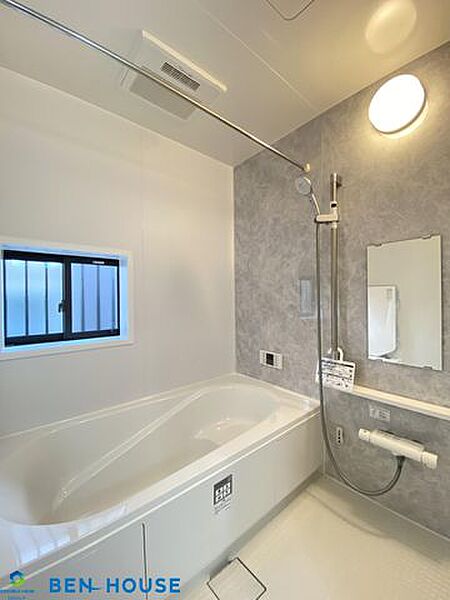 ・水はけのよい浴室床でお掃除もしやすいですね・雨が続く日のお洗濯ものは浴室乾燥機で安心です・寒い季節のヒートショック防止には浴室暖房機が大変重宝しますね・是非　ご確認ください