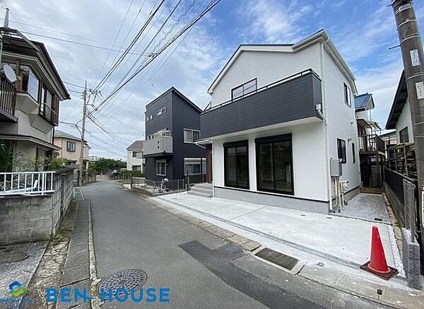・建物前面にあるカースペース。車を1台置いても、自転車やバイクなどを停められるほどの余裕があります・見通しも良い駐車場なので、車庫入れがあまり得意ではない方も、らくらく駐車することができます