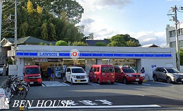 ローソン川崎野川店 徒歩5分。時間がない時にさっと寄れて便利なコンビニ。 380m