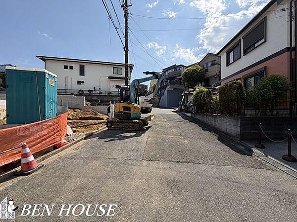 ・床下収納2箇所や充実収納完備でどのお部屋もスッキリ・全室ペアガラス採用で冷暖房の使用量削減および省エネ効果を備え持っています・シャワートイレは2か所にあり朝の込み合う時間帯もスムーズ