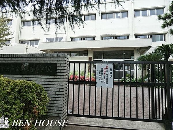 横浜市立上末吉小学校 徒歩14分。教育施設が近くに整った、子育て世帯も安心の住環境です。 1050m