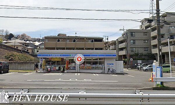 ローソン/駒岡一丁目店 徒歩9分。通勤後や家事の合間にも行きやすいコンビニです 670m