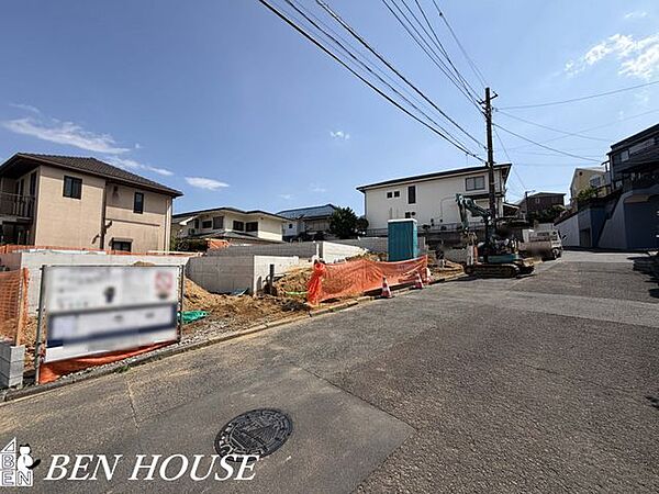 ペアガラスでは、断熱効果に優れており室内の温度を一定に保ちやすくなります。 特に冬場は、室内と外気の温度差によって窓ガラスに発生しやすい結露を抑制することも可能です。是非ご確認ください。