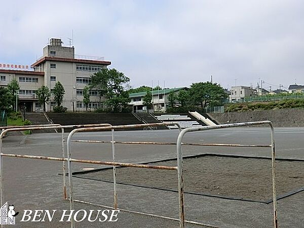川崎市立長尾小学校 徒歩8分。教育施設が近くに整った、子育て世帯も安心の住環境です。 620m