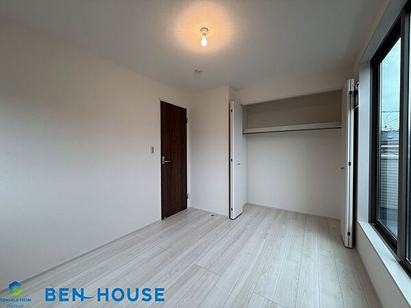 ・お子様の成長にも欠かせない日差しがたっぷり入るお部屋です。・おもちゃや学校の道具もすっきりと片付けられるクローゼット付で、成長と共にどんどん荷物が増えても安心！・お子様の学習も捗りそうです。