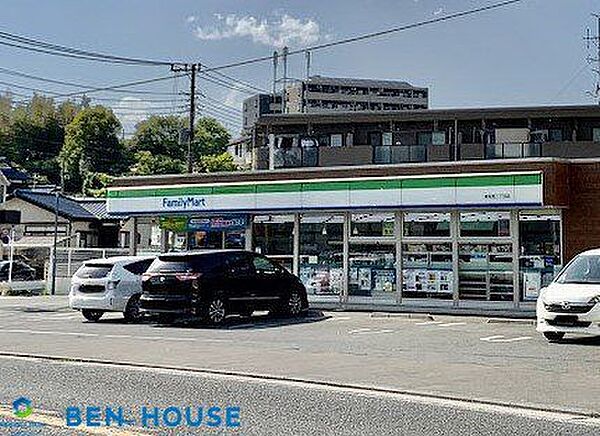 ファミリーマート/東有馬二丁目店 徒歩3分。時間がない時にさっと寄れて便利なコンビニ。 230m