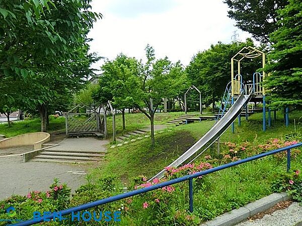 東山田やまびこ公園 徒歩12分。四季の移ろいを感じる緑豊かな住環境です。 960m