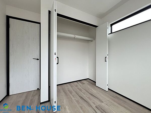 ・全居室にクローゼットがあるので、お部屋ごとに衣類などの収納ができ、室内がスッキリと片付きます・充実収納完備で余計な家具を置く必要がなく、お部屋を広くお使いになれます・是非ご確認ください