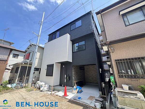 外観・街並みに柔らかく馴染む外観が印象的で、住まいの佇まいが整った落ち着きを感じさせます。周囲の雰囲気とも調和し、穏やかな暮らしを思い描けるお住まいです。