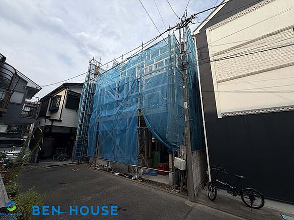 ・シャワー付き洗面台では洗面ボウルが大きく深さもあり、水はねで周りに水を飛ばすことなく洗髪が可能です・シャワーヘッドを自在に動かすことができるため、隅々まで流すことができお掃除もしやすいですね