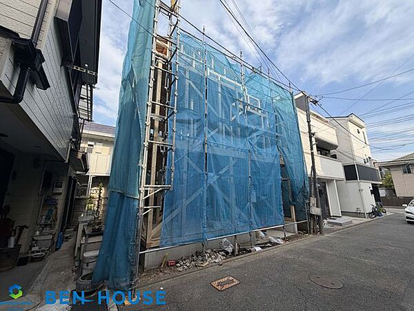・トイレは2ヶ所に設置がございますので、朝の支度で込み合う時間もスムーズに準備ができます・窓付きで明るく換気も充分なトイレは温水洗浄便座仕様で清潔です・現地へのご案内はいつでも可能です
