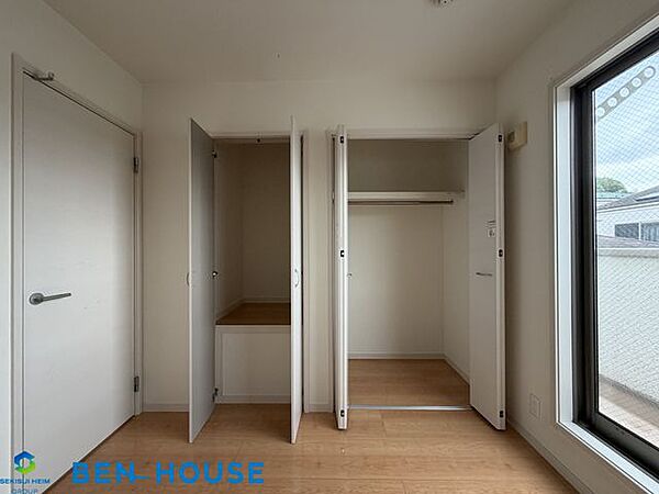 ・全居室にクローゼットがあるので、お部屋ごとに衣類などの収納ができ、室内がスッキリと片付きます・充実収納完備で余計な家具を置く必要がなく、お部屋を広くお使いになれます・是非ご確認ください