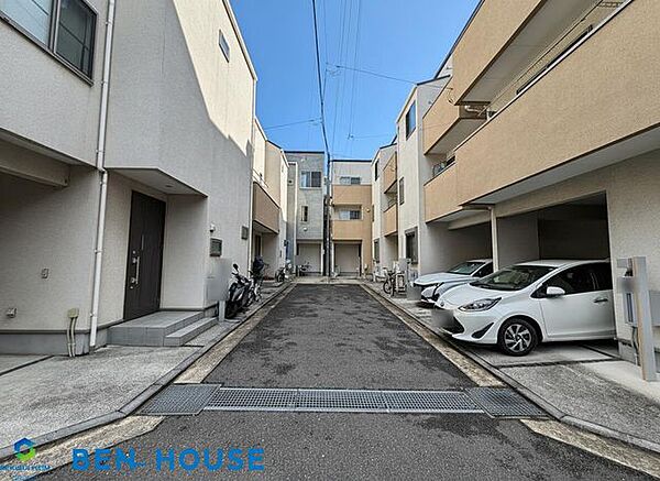 ・ゆとりある前面道路に面した開放感溢れるお住まいです。・見通しの良い前面道路なので、車の出し入れもスムーズにでき駐車もしやすいですね。・現地周辺は落ち着いた雰囲気の住宅街です。