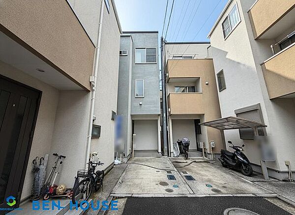 ・建物前面にあるカースペース。車を1台置いても、自転車やバイクなどを停められるほどの余裕があります。・見通しも良い駐車場なので、車庫入れがあまり得意ではない方も、らくらく駐車することができます。
