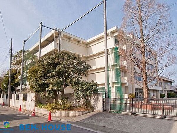 横浜市立新吉田第二小学校 徒歩11分。教育施設が近くに整った、子育て世帯も安心の住環境です。 850m