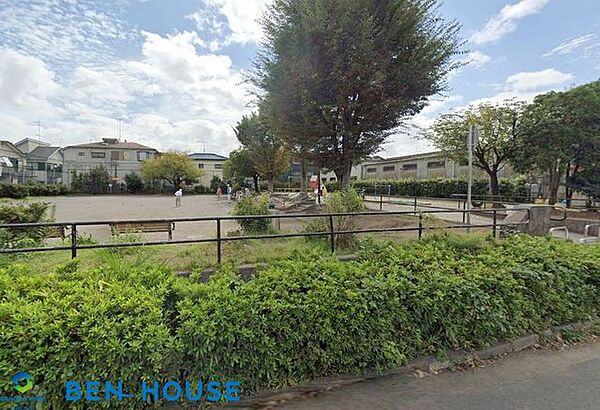 新吉田町公園 徒歩6分。四季の移ろいを感じる緑豊かな住環境です。 420m