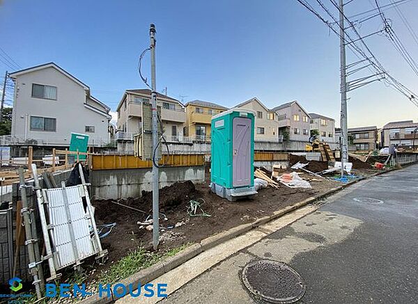 ・ゆとりある前面道路に面した開放感溢れるお住まいです。・見通しの良い前面道路なので、車の出し入れもスムーズにでき駐車もしやすいですね。・現地周辺は落ち着いた雰囲気の住宅街です。