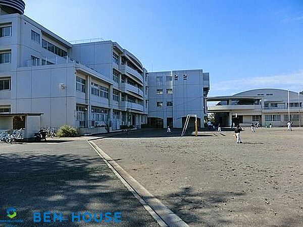 横浜市立下田小学校 徒歩5分。教育施設が近くに整った、子育て世帯も安心の住環境です。 390m