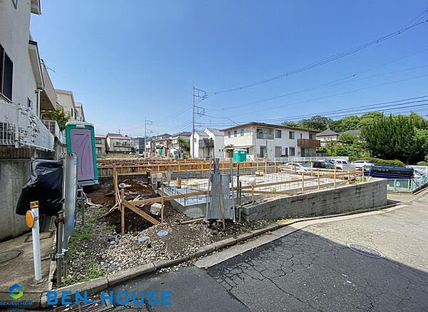 ・たくさんの窓から入り込む太陽光で明るく開放感あるリビング・コミュニケーションが取りやすく家族団らんが自然に生まれる心地よい空間です・日々の生活をサポートしてくれる充実仕様・設備搭載で販売中