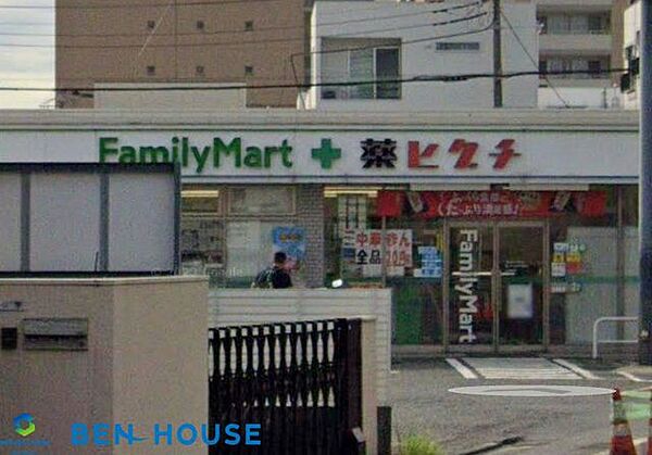 ファミリーマート＋薬ヒグチ川崎戸手本町店 徒歩10分。いざという時に必要品が買えるドラックストアは近隣にあると安心です。 750m
