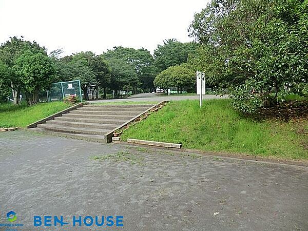 子安台公園 徒歩7分。四季の移ろいを感じる緑豊かな住環境です。 560m