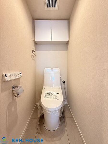 ・新規交換済のシャワー洗浄機能付のトイレでは清潔感が印象的な空間です・リモコンは壁掛けタイプでお手入れもしやすい設備です・現地へのご案内はいつでも可能です・是非　ご確認ください